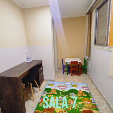 Consultório com mesa lúdica